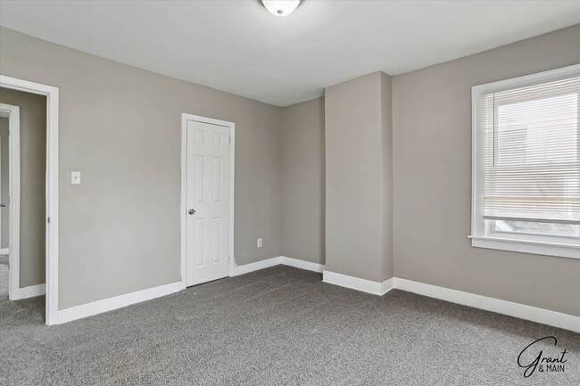 Building Photo - $1500 Large 3 bedroom home