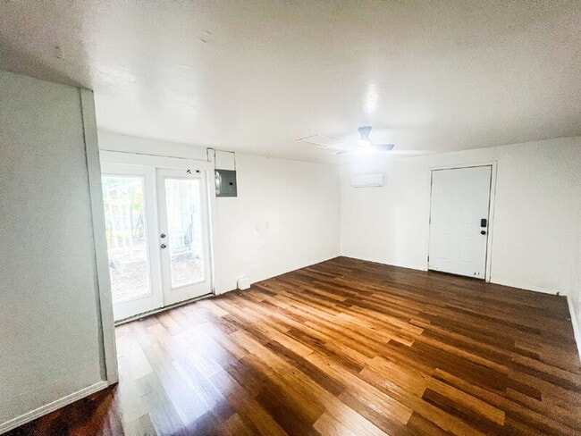 Building Photo - 307 S Rosehill Ave
