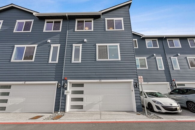 Building Photo - 4 Bedroom 3 Bath Stunning Brand New Town H...