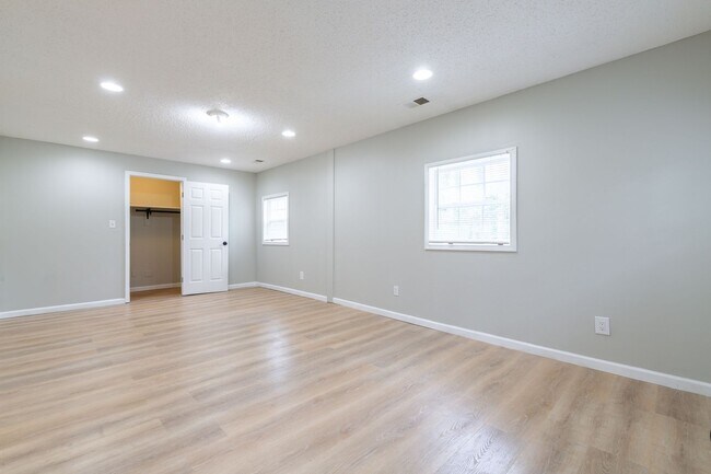 Building Photo - 1000 Rampart Pl