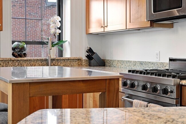 Building Photo - 99-105-105 Broad St