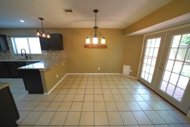 Building Photo - Updated Single Story in Schertz! Realtor Commission: $500