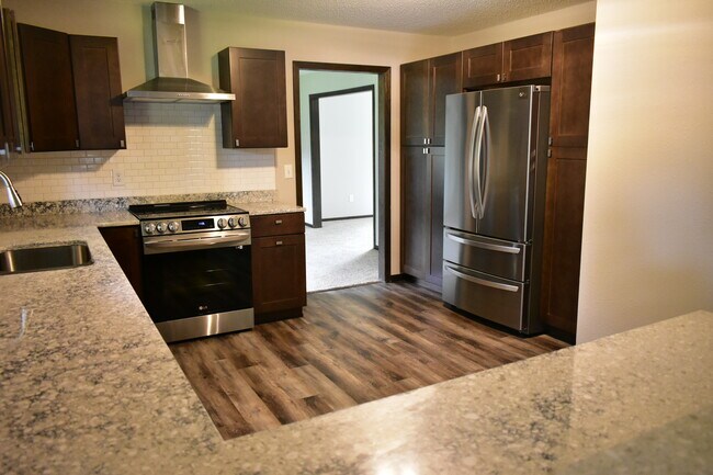 Building Photo - 1208 Oak St N