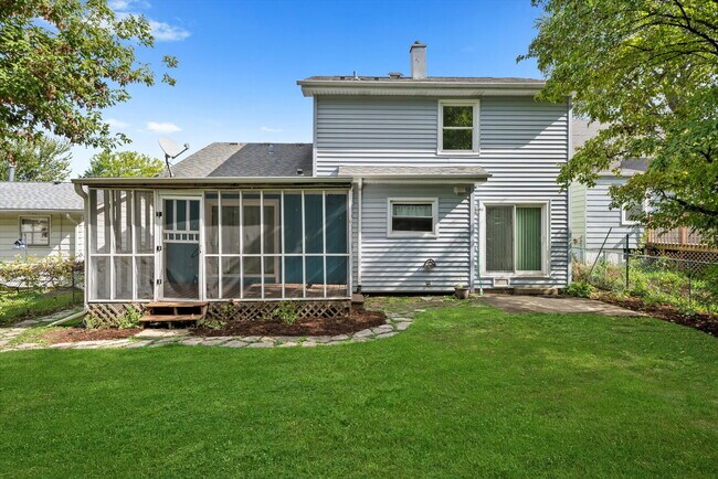 Building Photo - Updated Grayslake Home with Sunroom and Fl...