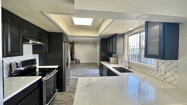 Building Photo - Lovely House 4BR 2.5BA with Large Backyard