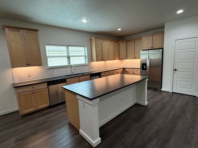 Building Photo - * MOVE IN SUMMER 6/30/2027 * 5-Bed 5.5 Bat...