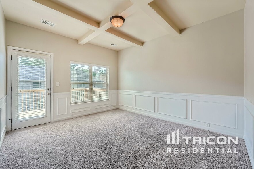Building Photo - 744 Effendi Pl