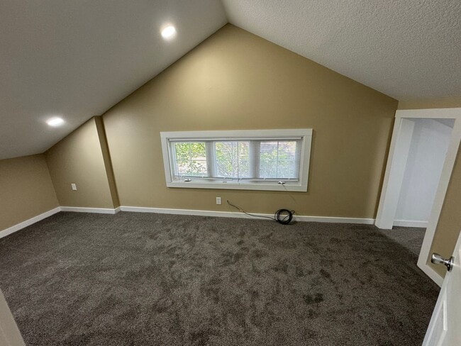 Building Photo - 5 Bedroom Rental in Moline