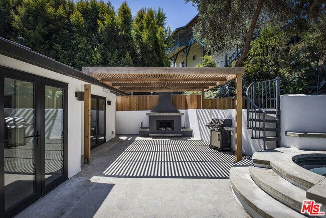 Building Photo - 2425 Rinconia Dr