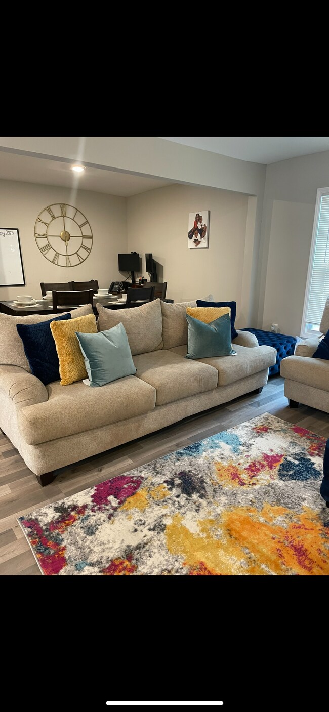 Building Photo - 755 Cascade Dr