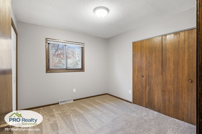 Building Photo - 5 Bedroom Home in Chisago City