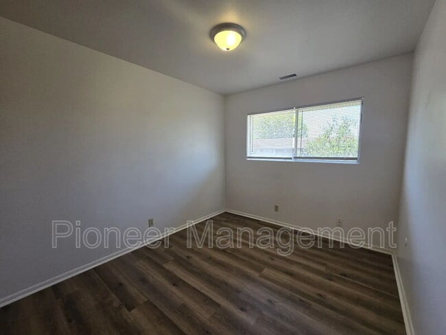 Building Photo - 881 NE Alameda Ave