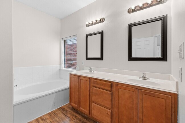 Building Photo - 4914 Trailing Clover Ct