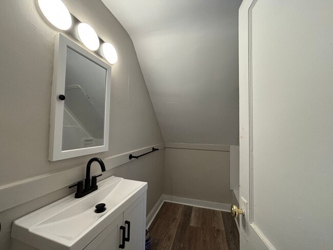 Building Photo - 3 Bedroom 1 Bath, Single Family Home, Lyell - Otis Neighborhood!