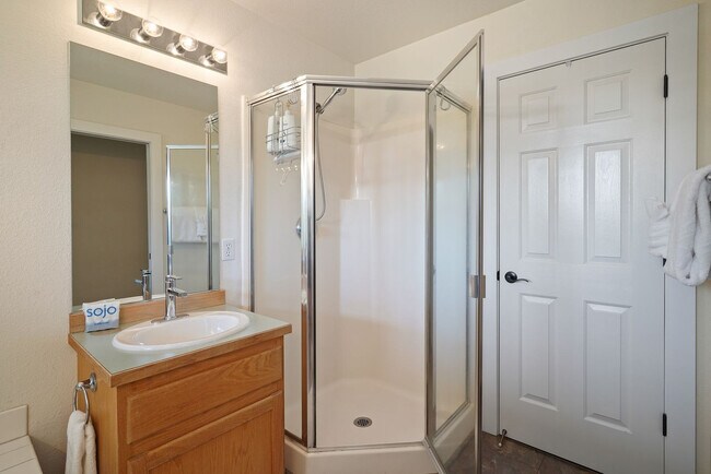 Building Photo - 1084 Golden Pheasant Dr