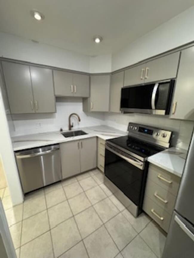 Building Photo - 2 Bedroom 1 Bath Condo