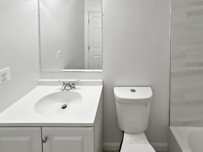 Building Photo - 1572 Carswell St