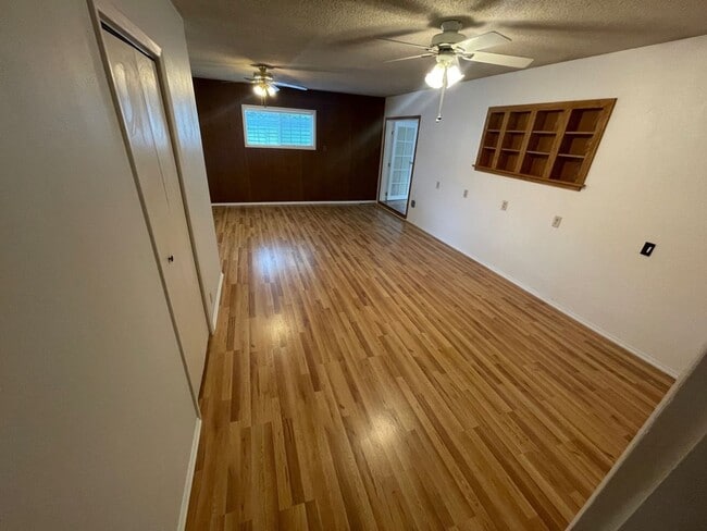 Building Photo - Large 3 bed 2 bath house