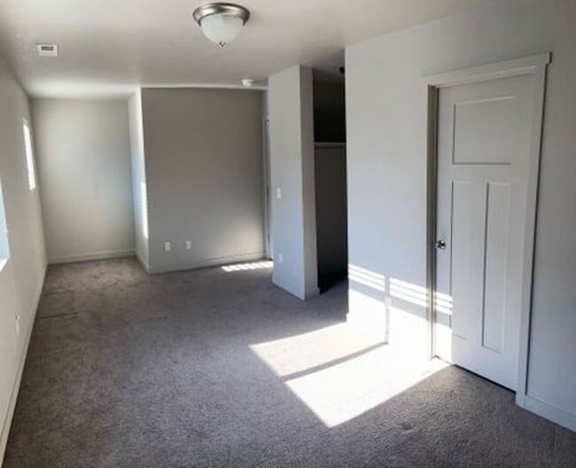 Building Photo - Charming 2 Story Townhome w/ 2 Attached Car Garage