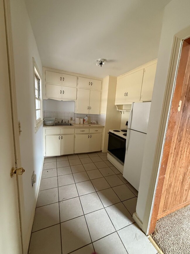 Building Photo - 1 Bedroom, 1 Bathroom House with Detached ...