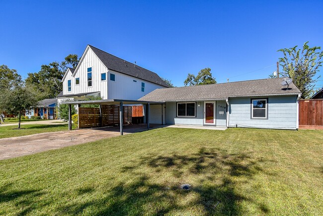 Building Photo - 7418 Jalna St