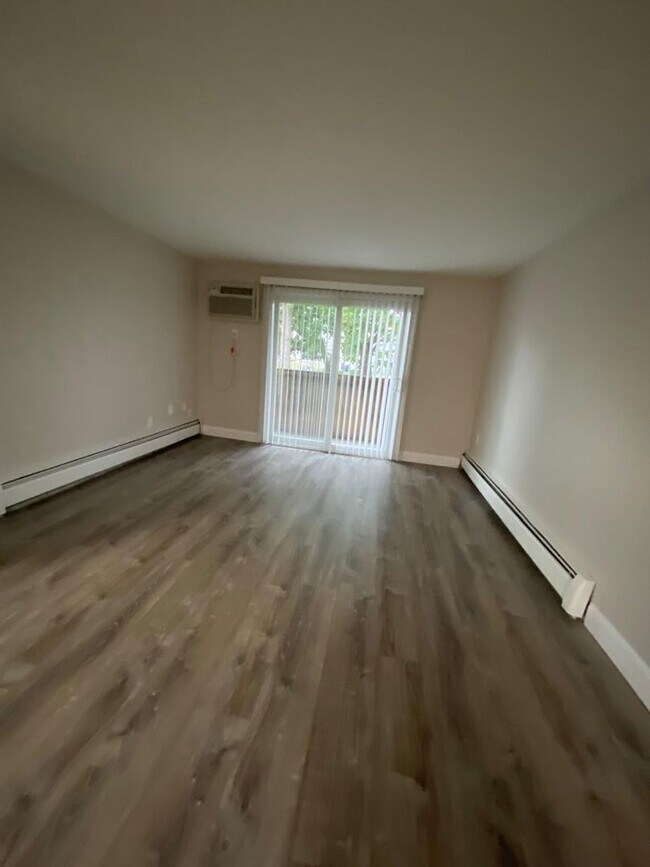 Building Photo - Fully Renovated 2 Bed with Heat, Hot Water...