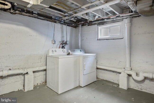 Building Photo - 34 E Hendrickson Ave