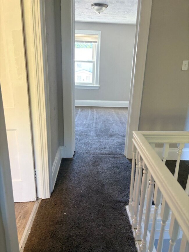 Building Photo - 3 Bedroom Single Family