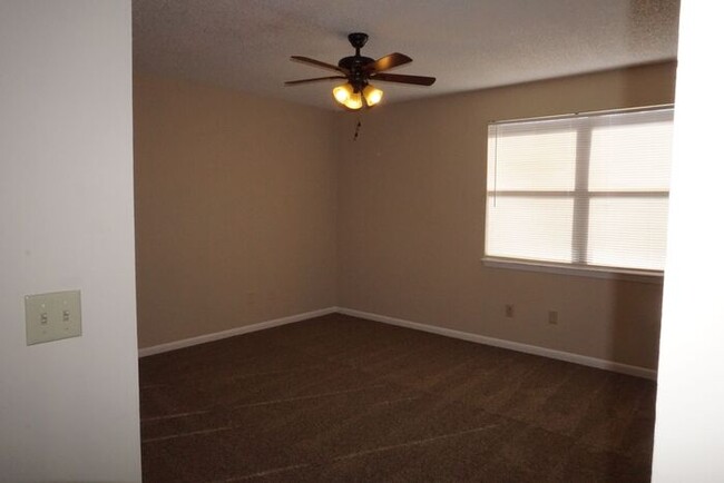 Building Photo - 3/2 townhome Near NAS Jax