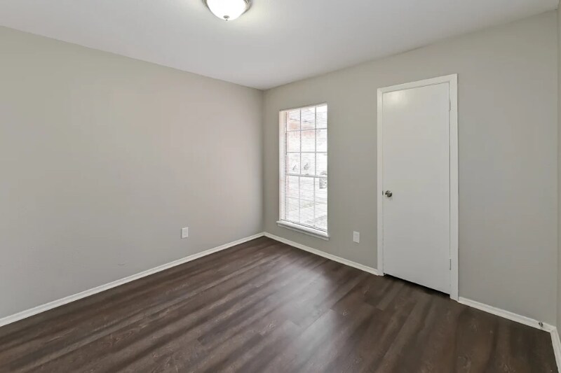 Building Photo - 8705 Saratoga Forest Dr