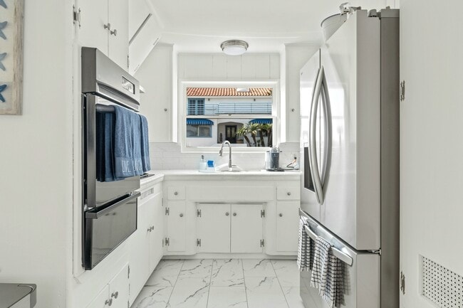 Building Photo - 2464 Hermosa Ave