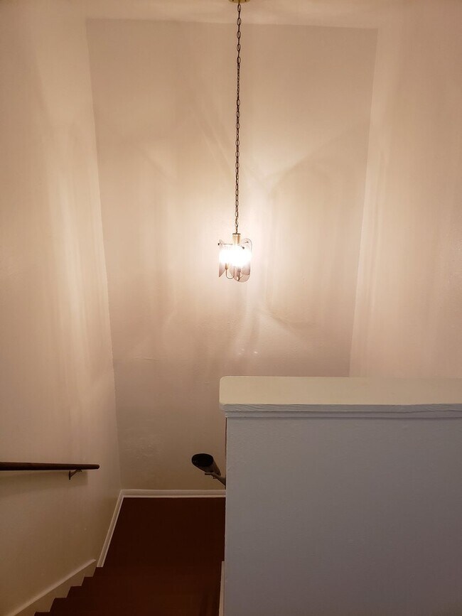 Building Photo - 2 Bedroom 2.5 Bath Townhouse with covered parking