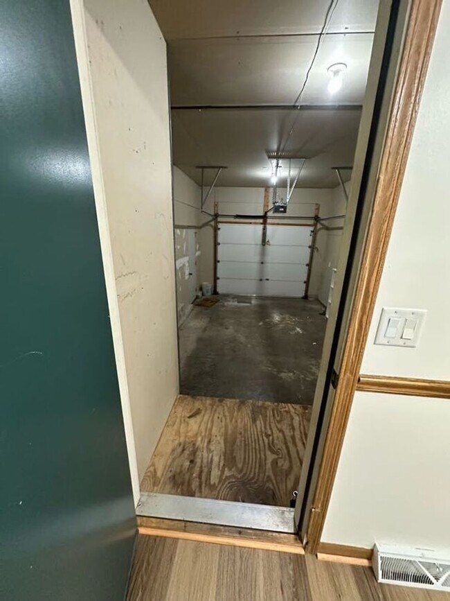 Building Photo - Ellis Avenue Duplex