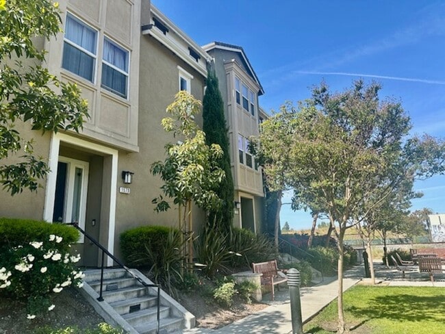 Building Photo - Modern Beautiful Townhome with Great Schoo...