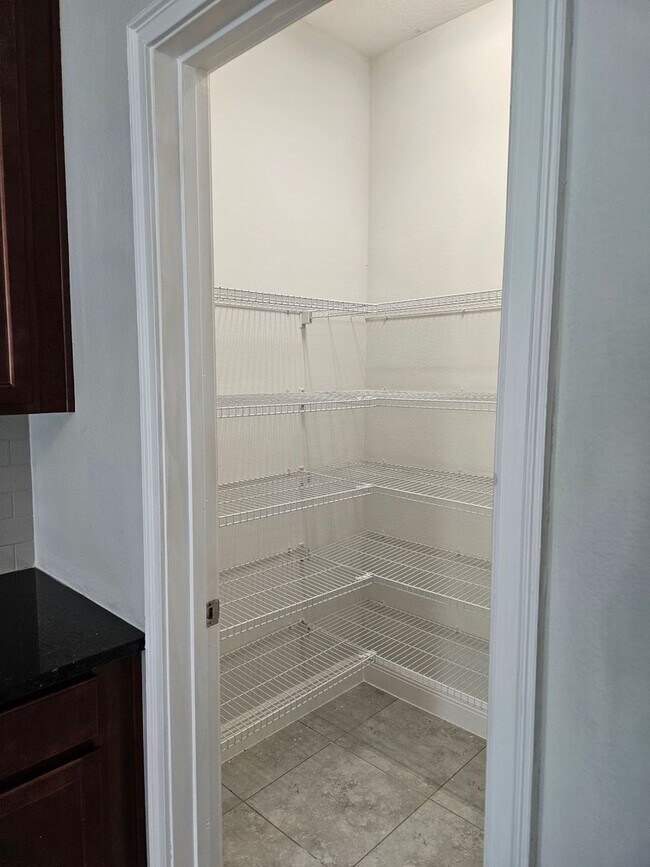 Building Photo - 4 Bedroom 2 bath beautiful spacious home i...