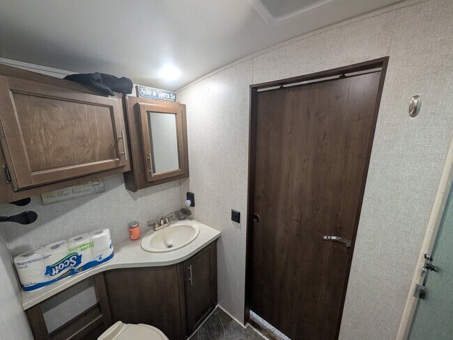 Building Photo - 300 Camelot Shore Dr
