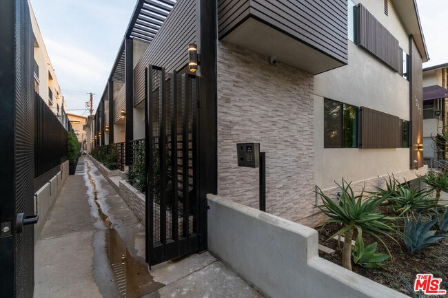 Building Photo - 1262 N Sweetzer Ave