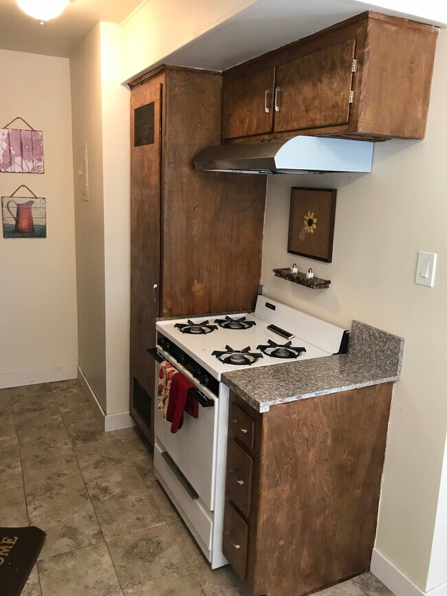 Kitchen - 3214 Castalia Ave