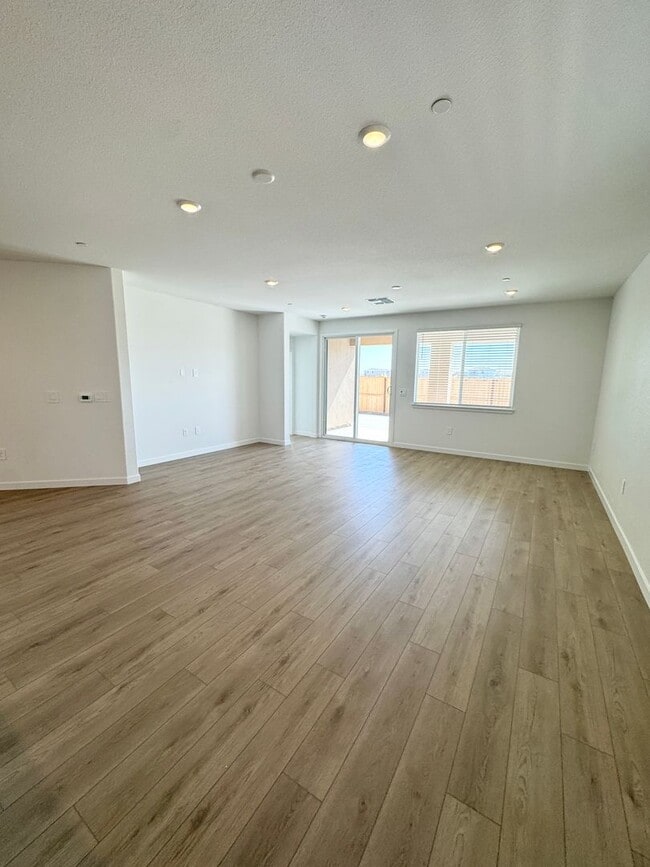 Building Photo - 5372 Island Yacht Wy