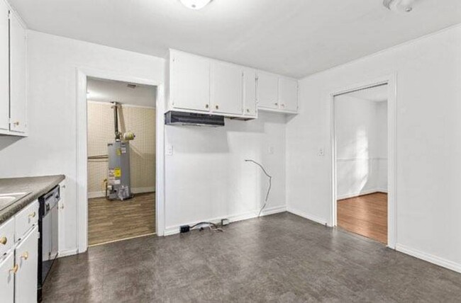 Building Photo - Charming and Newly Renovated 4 Bedroom 1 B...