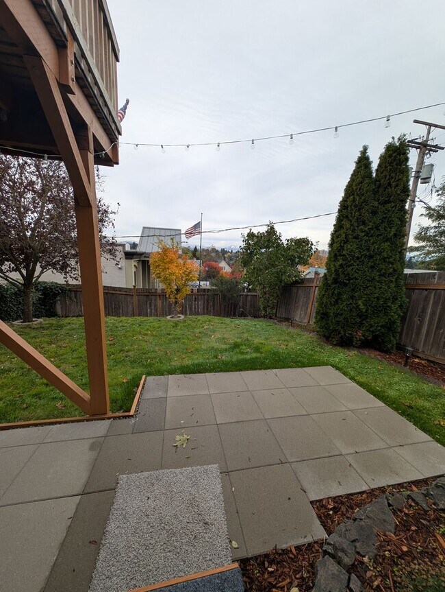 Building Photo - Easy Commute with Stunning Views!