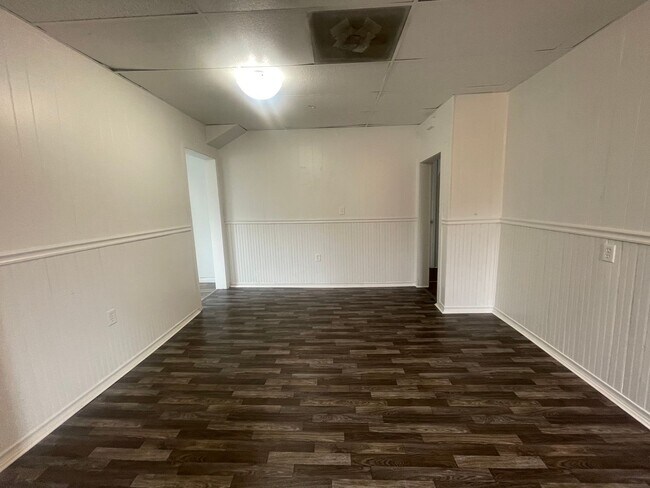 Building Photo - Available Now  LARGE 3 Bedroom 1 bath house