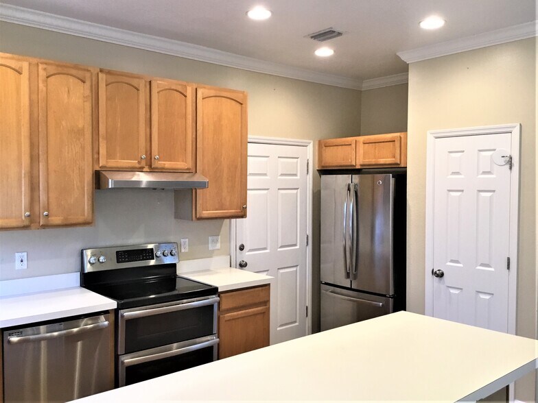 Building Photo - 1520 Presidio Dr