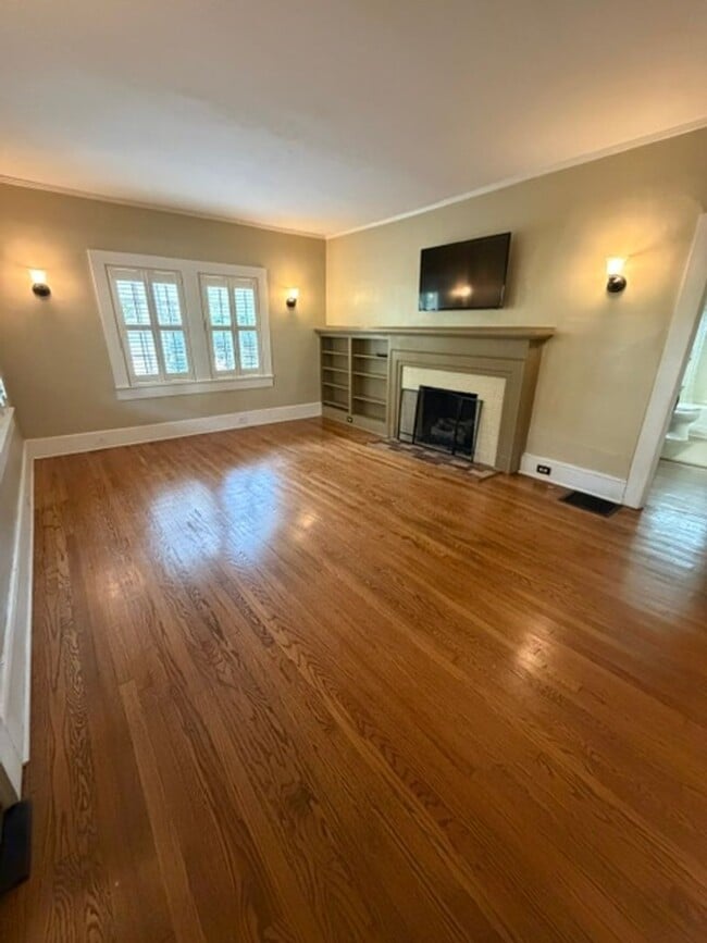 Building Photo - Beautiful and Spacious Home in Historic Bellwood in Downtown Northport