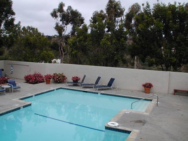 Building Photo - La Jolla 3BR/2.5BA Townhouse @ Eastbluff N...