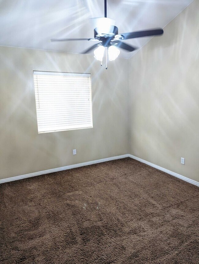 Building Photo - Comfortable Home in East Bakersfield