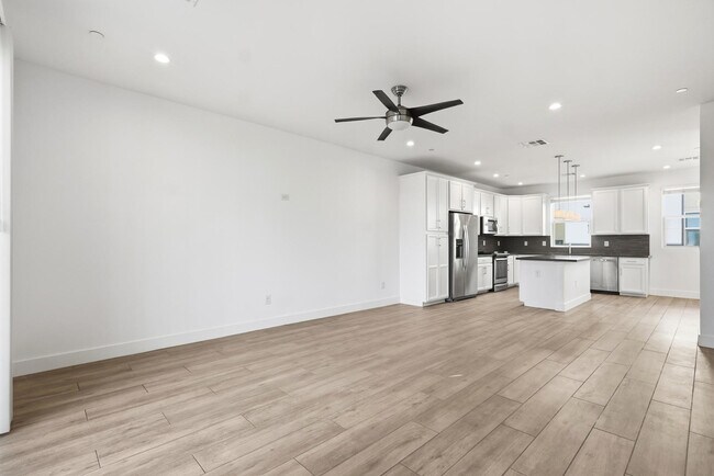 Building Photo - 820 N 8th Ave