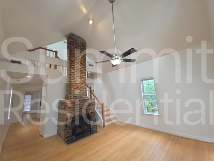 Building Photo - 910 Oakwood Ave