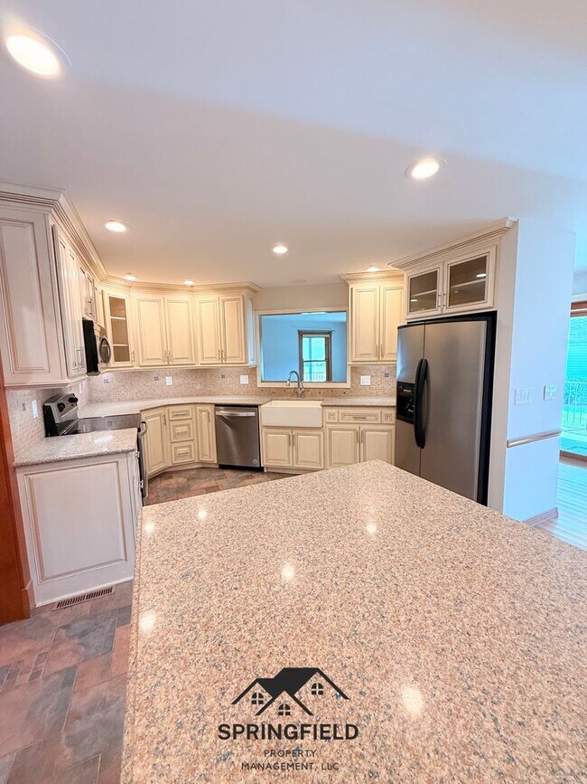 Building Photo - Location-Location, 4 BR / 2 Living Areas in SE Springfield w/ An Amazing Out Door Kitchen - Grill...