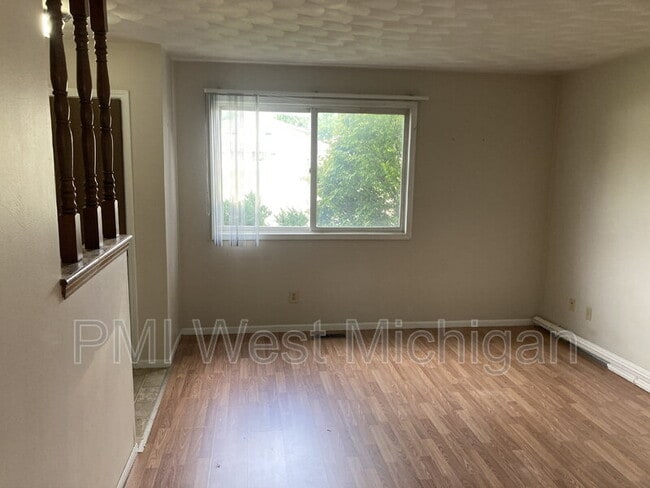 Building Photo - 214 Grand Manor Dr